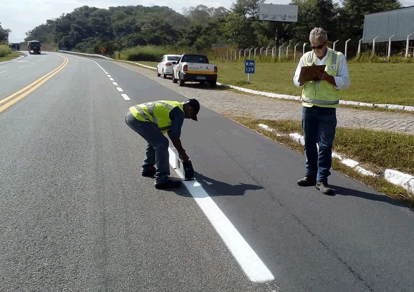 Ensaio de retrorrefletividade de sinalização horizontal
