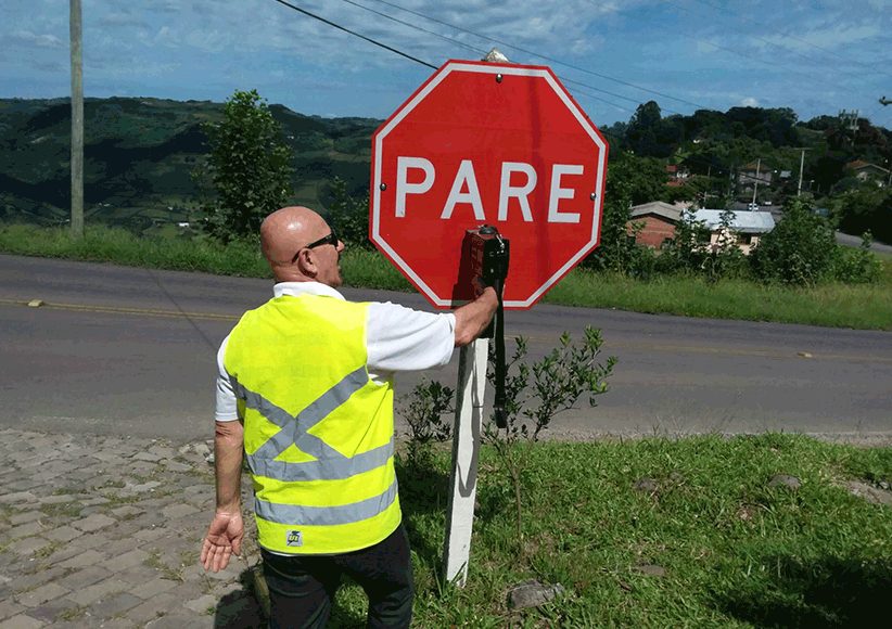 Ensaio de retrorrefletividade de sinalização vertical